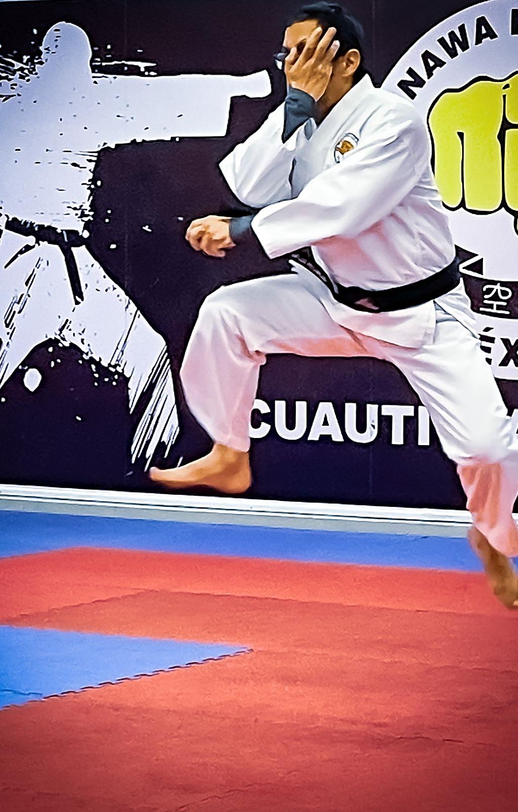 Ricardo Rosales demostrando una técnica de karate