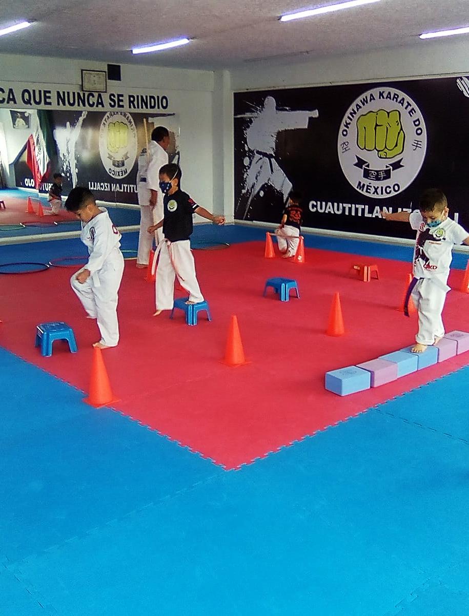 Niños entrenando prekarate en el dojo