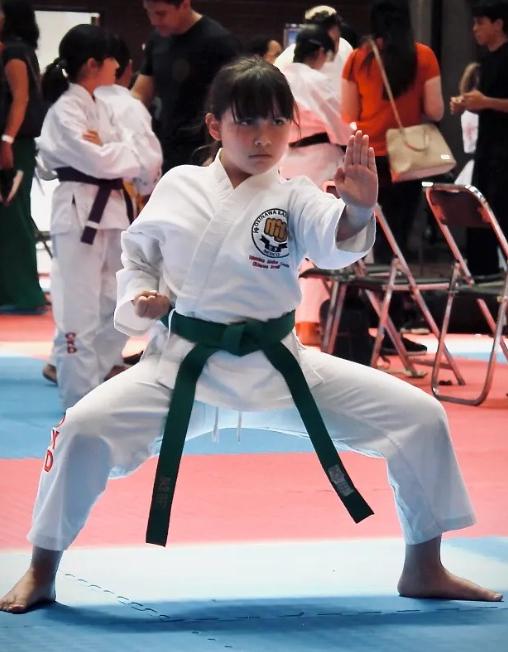 Alumno de karate realizando una kata